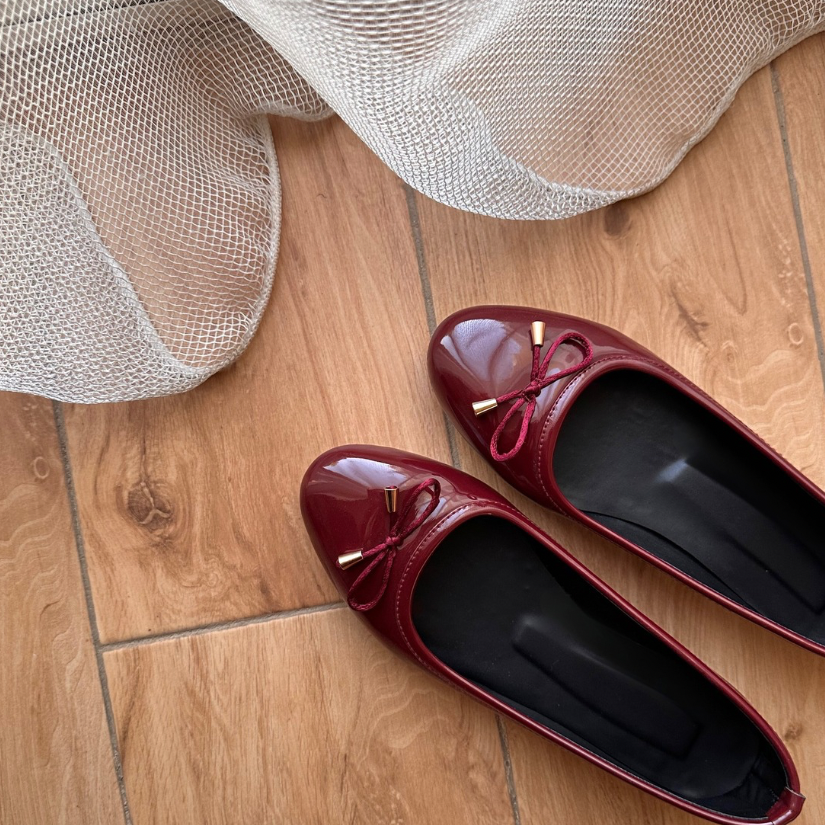 BAILA BURGUNDY FLATS