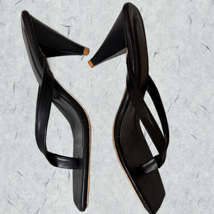 CAMISETA BLACK THONG SANDALS