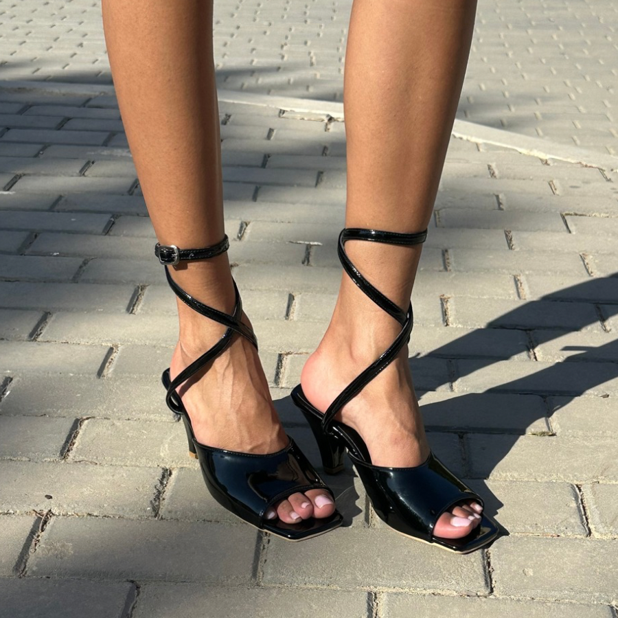 HEROICA BLACK STRAPPY SANDALS
