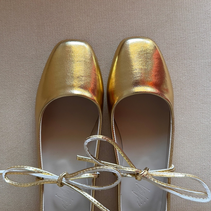 BAILATIRA SCRUNCHED GOLD FLATS